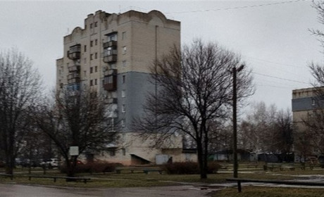 Мертві птахи, відсутність води та протікаючий дах: як живуть люди у дев’ятиповерхівці на мікрорайоні