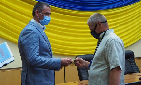 Шістьом атомникам вручили ключі від квартир: позитивну практику  на ХАЕС планують продовжувати