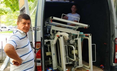 Волонтери Южного доставили в Одеську лікарню обладнання та ліжка