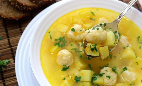 Рецепт дня: суп з куркою і сирними кульками