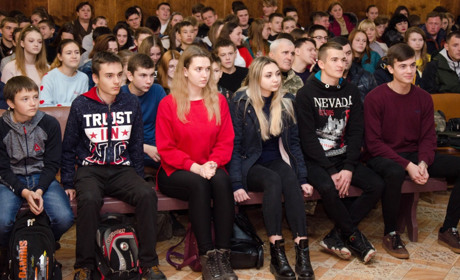 У Сватовому старшокласникам розповідали про армійські професії. Цікавилися і дівчата