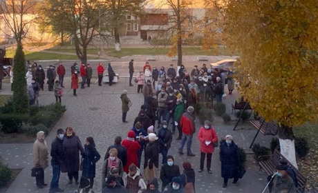 У суботу та неділю, 6 і 7 листопада, усіх охочих вакцинуватимуть від COVID-19 у приміщенні первинки