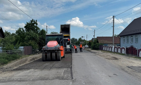 «Їхати швидше 10 км/год взагалі неможливо»: на Дубровиччині відновлюють 800 метрів дороги