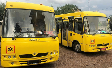 Два нові шкільні автобуси придбали для дітей Студениківської громади: попередні нині «служать»