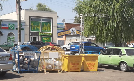 У центрі Біляївки розформували один сміттєвий майданчик: контейнери перенесли