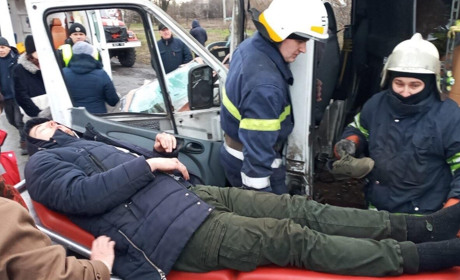 У Дмитрівці на трасі зіткнулися мікроавтобус з вантажівкою: постраждав водій з Дніпра 