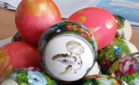 Діти вчаться на майстер-класах робити писанки та крашанки до Великодня