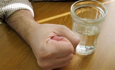 Смертельно ранил ножом собутыльника