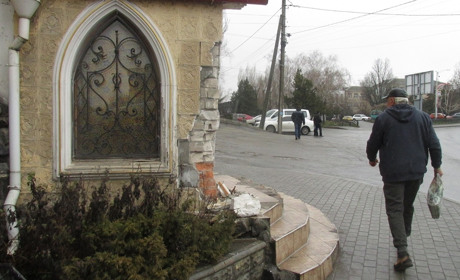 Красивое здание пострадало от двух ДТП: когда восстановят архитектурные украшения