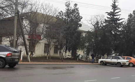 Біляївські комунальники демонтували паркан біля будівлі Пенсійного фонду: що там планують зробити