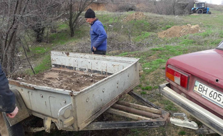 У Мирному на гарячому затримали місцевого жителя, який вивіз сміття у сільську балку