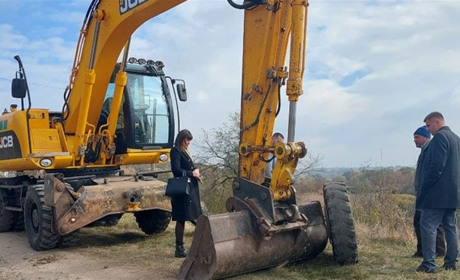 Стартував капітальний ремонт вулиці Набережна у селі Рів
