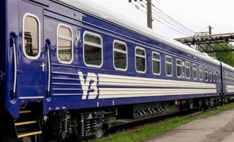 Укрзалізниця тимчасово відмінила курсування трьох потягів через Сарни: що відомо