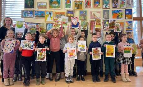 На майстер-класі в Переяславі першачки вчилися малювати весняні квіти