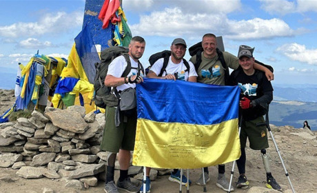 Українські захисники на протезах і з мішками піску на спинах підкорили Говерлу