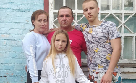 В руках — хрест і молитовник: родина з Борової подолала пів України і знайшла прихисток на Уманщині