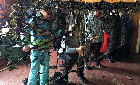 У Переяславі продовжують масово плести маскувальні сітки. Долучитися можуть всі охочі