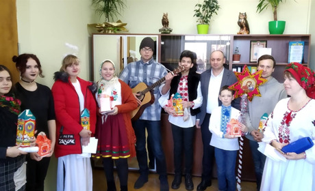 Вихованці театральної студії завітали з Колядою до міської ради