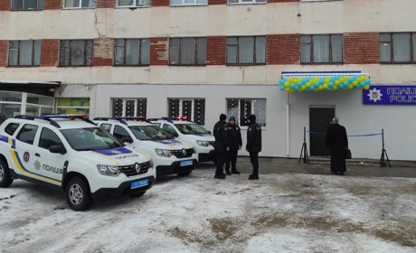 У Соснівці відкрили поліцейську станцію, правоохоронцям урочисто вручили зброю та нові автомобілі