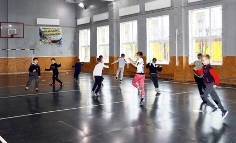 У Сватовому закінчили капітальний ремонт спортзалу. Діти почали тренуватися