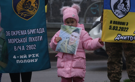 «Наші ще не вдома!». У Первомайську пройшла чергова акція на підтримку полонених та зниклих безвісти