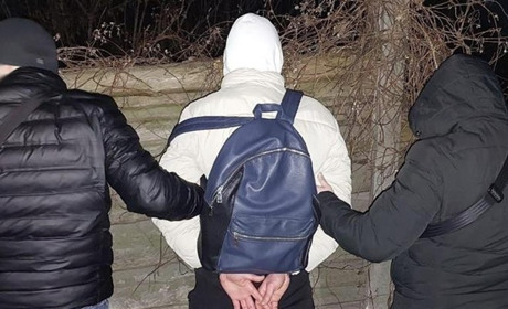 Поліцейські затримали 25-річного звягелянина, який продавав пістолет