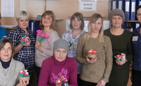 Як троїцька майстриня навчила жінок квіти із паперу робити