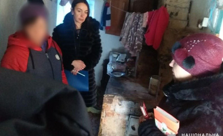 Поліцейські та фахівці районної служби у справах дітей тимчасово вилучили дівчинку з родини