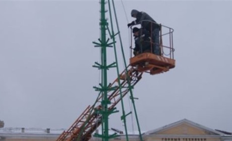 За місяць до свята в Лисичанську встановлюють новорічну "йолку". На фоні згарища