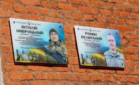 У Барському ліцеї №2 відкрили меморіальні дошки Героям Роману Белінському та Віталію Навроцькому