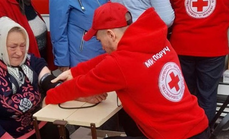 У громадах Ніжинщини приймати хворих медикам допомагає мобільна бригада Товариства Червоного Хреста