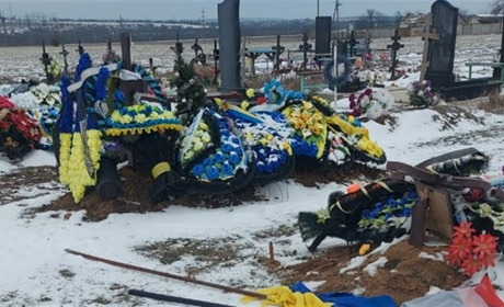 У Петродолинському затримали чоловіка, який пошкодив пам’ятники на кладовищі