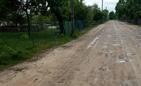 На Рокитнівщині підлітки на мотоциклі вʼїхали в електроопору: 13-річного «водія» госпіталізували