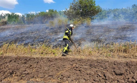 У Сватівському районі горіло більше гектара сухої трави: вогонь міг перекинутися на лісосмугу
