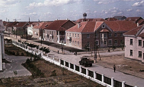 Котеджі і землянки комунізму