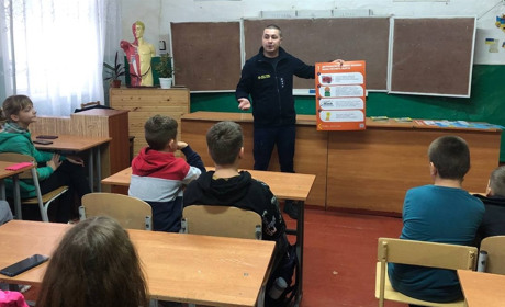 У Дем’янецькій гімназії пройшов «Єдиний урок безпеки»: його учням провели переяславські рятувальники