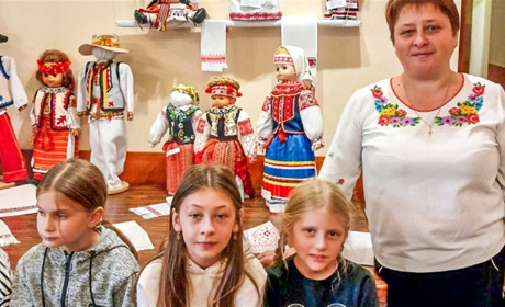 У Кременці діє незвична виставка національних костюмів
