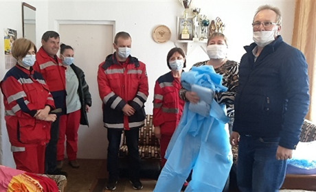 Нардеп Віктор М'ялик втретє передав допомогу медикам Володимиреччини. Це - маски та костюми захисні