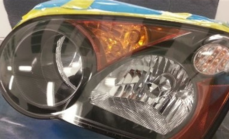 Чи треба вкривати фари лаком?