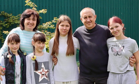 «Мама, дівчата, кішка і тато в нас один»: сім’я з Березівської громади виховує п'ять прийомних дочок
