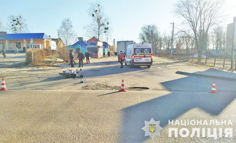 У Володимирці на перехресті біля автостанції трапилась аварія: травмувався мотоцикліст