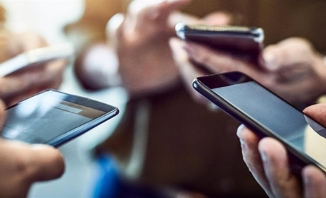 Золотонісці 60+ зможуть отримати від держави безкоштовні смартфони з пільговим тарифом: коли це буде