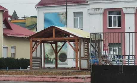 В Барі прибирають площу до свят: що там буде