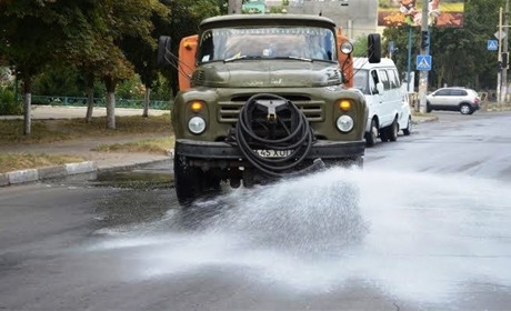 Магістральні вулиці Херсона щоранку прийматимуть душ — тримайте розклад поливу вулиць