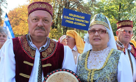Вона декламує власні поезії, він вражає літературними перлами: про родину геологів з Волновахи