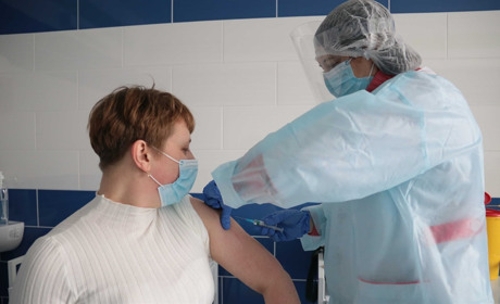 Зі Сватового вакцинували першу людину від COVID-19: хто вона і як почувається