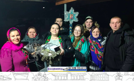 Співаючи колядки, зібрали на дрони: Балаховичі підтримують захисників України