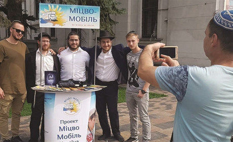 В Мелитополь приедет Мицва-Танк: в еврейские дома привезут свет Торы и заповедей