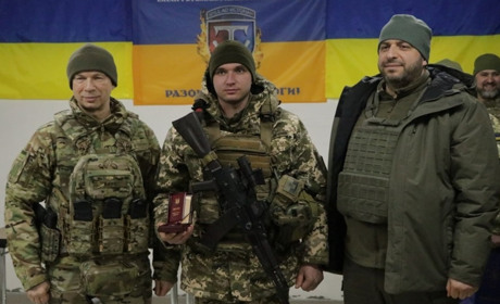 Головнокомандувач та Міністр оборони вручили орден нашому земляку Олексію Любарцю за мужність