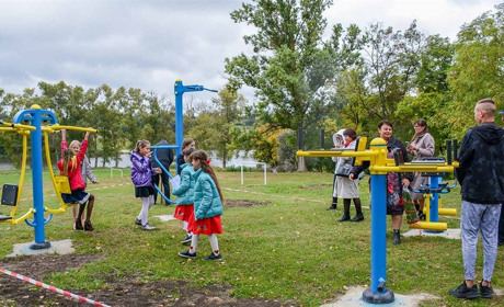 У селі Слобода в школі відкрили майданчик із спортивними тренажерами